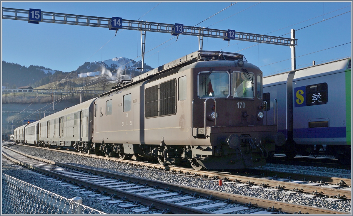 Doch etwas näher betrachtet zeigt sich spannendes: Nach der Lok, der BLS Re 4/4 170 (UIC 91 85 4425 170-8)  Brig Glis  steht ein interessanter Zug: Zwischen den Dmz 090 (UIC D-RADVE 75 80 90 94 008-4 vorne und D-RADVE 75 80 90 94 007-6 ist ein Spurwechselbarer MOB Wagen gekuppelt!

Zweisimmen, den 12. Jan. 2020