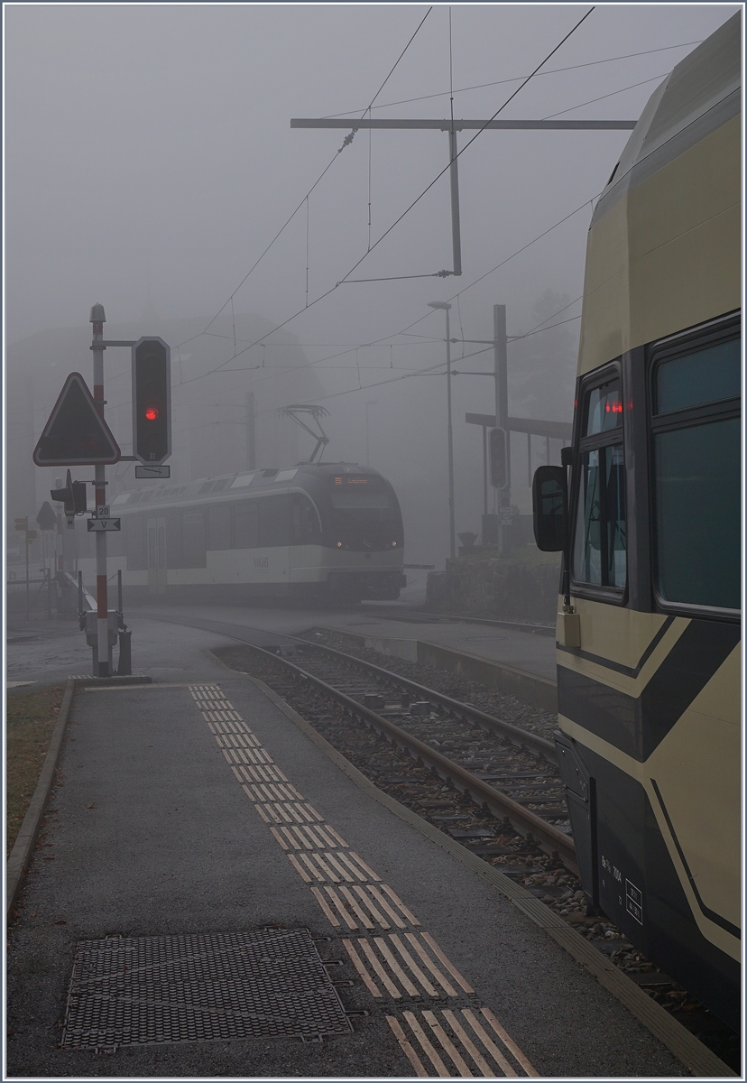 Doch kaum eine Viertelstunde später trübte in Les Avants dicker Nebel die Sicht, und so lässt sich der einfahrende MOB  Alpina  mit seinem Regionalzug 2224 mehr erahnen als sehen. 21. Dez. 2016