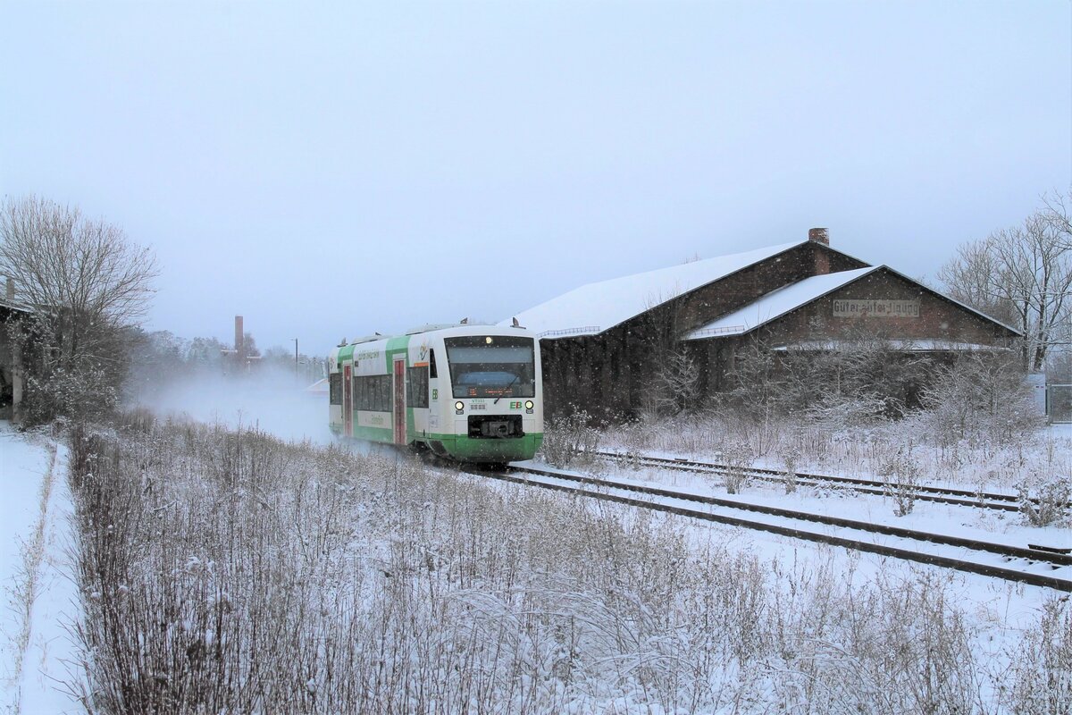 Doch noch weiße Weihnachten in Pößneck! 
VT 333 der Erfurter Bahn (EB) am 25.12.2021 bei leichtem Schneefall an der Einfahrt des oberen Bahnhofs von Pößneck