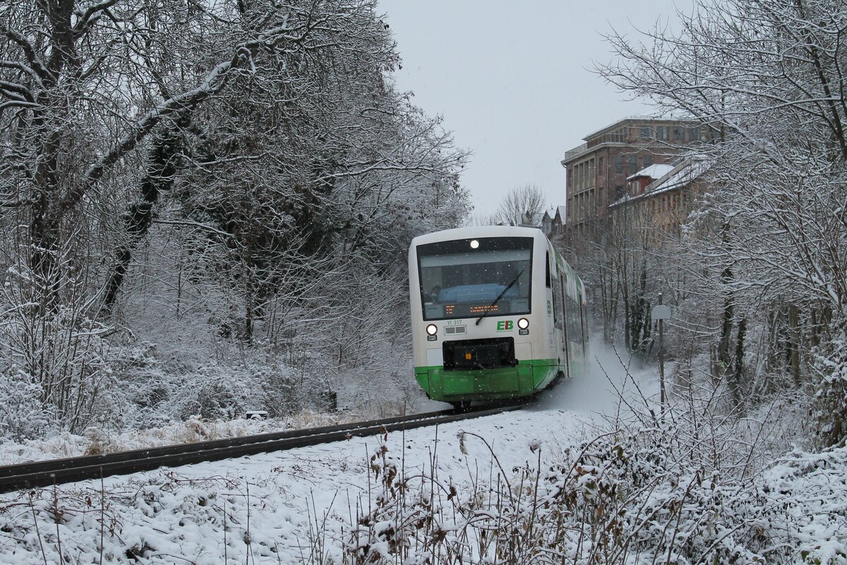 Doch noch weiße Weihnachten in Pößneck! 
VT 317 der Erfurter Bahn (EB) aus Leipzig am 25.12.2021 bei leichtem Schneefall an der Einfahrt zum oberen Bahnhof von Pößneck