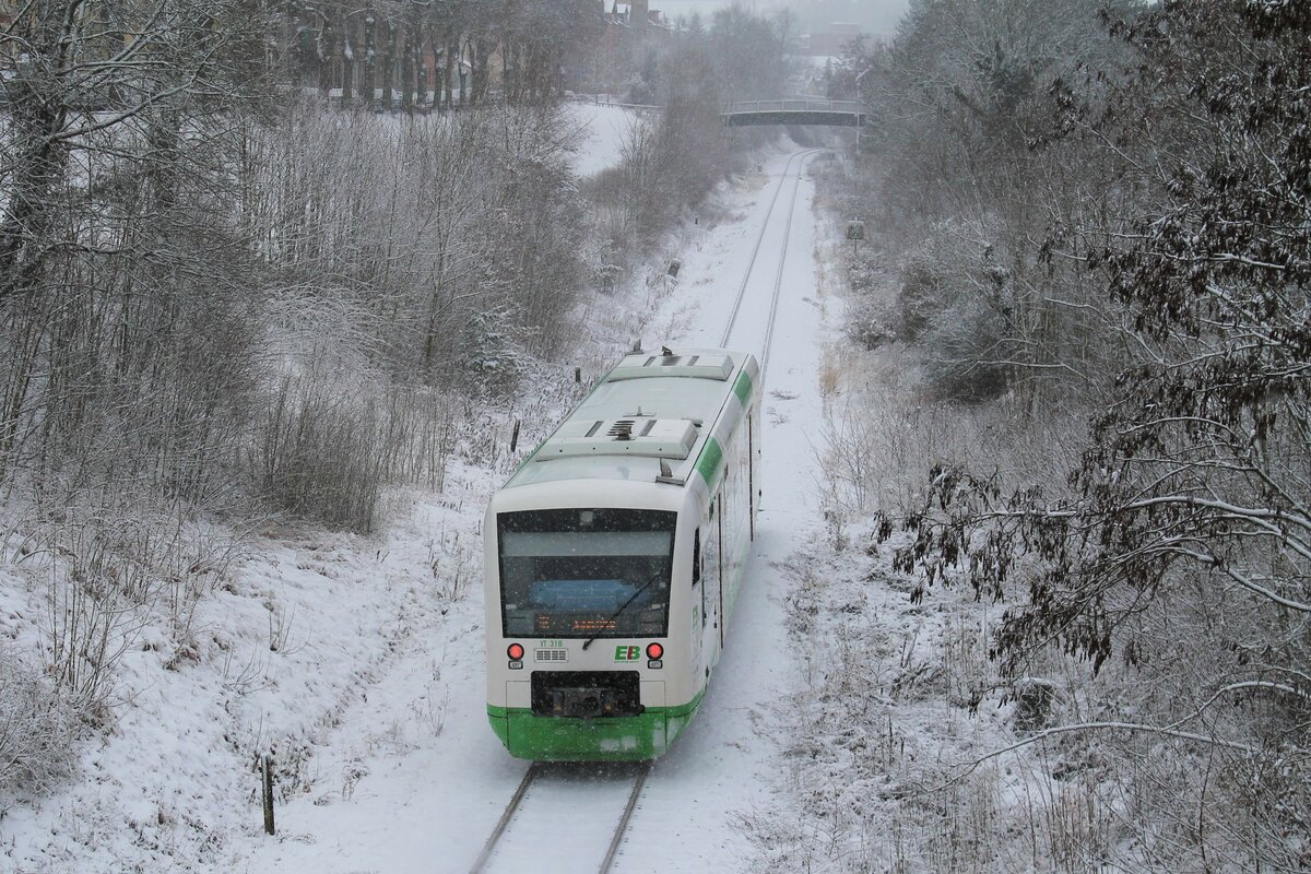 Doch noch weiße Weihnachten in Pößneck!
Hier der VT 318 der Erfurter Bahn (EB) am 25.12.2021 bei leichtem Schneefall bei der Durchfahrt in Richtung oberer Bahnhof