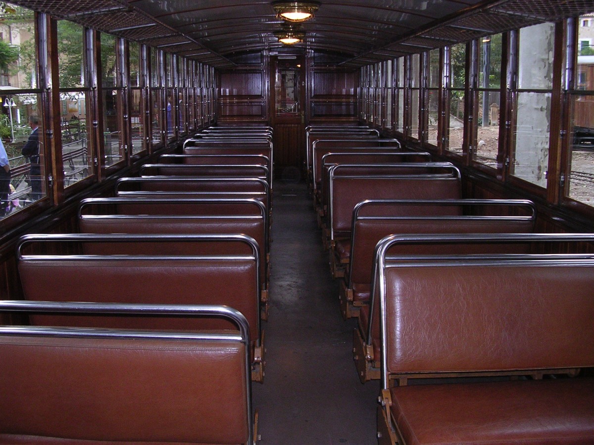 Doch recht bequem schaut es im Inneren eines Abteils  des  Tren de Sóller  auf Mallorca aus am 29.10.2004. (4)