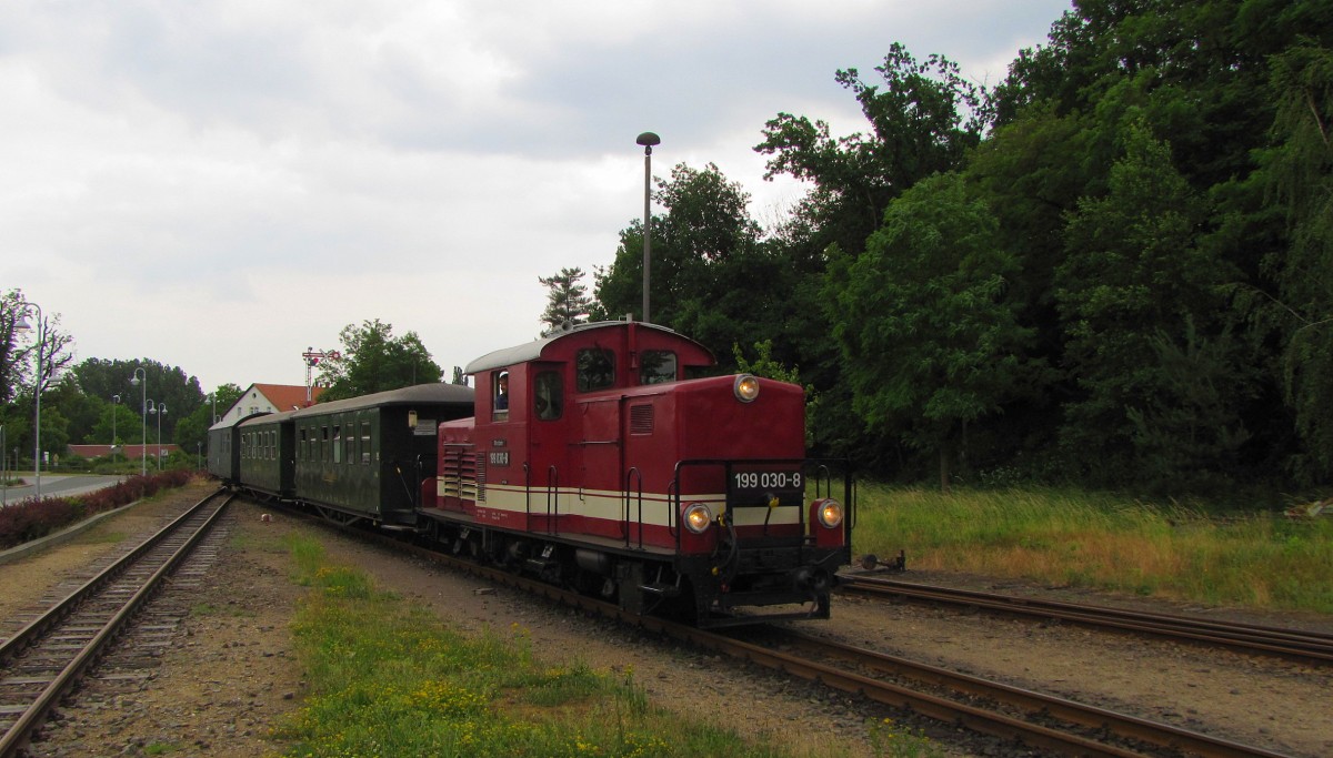 Döllnitzbahn 199 030-8 mit der DBG 105 aus Mügeln, am 09.06.2011 in Oschatz.