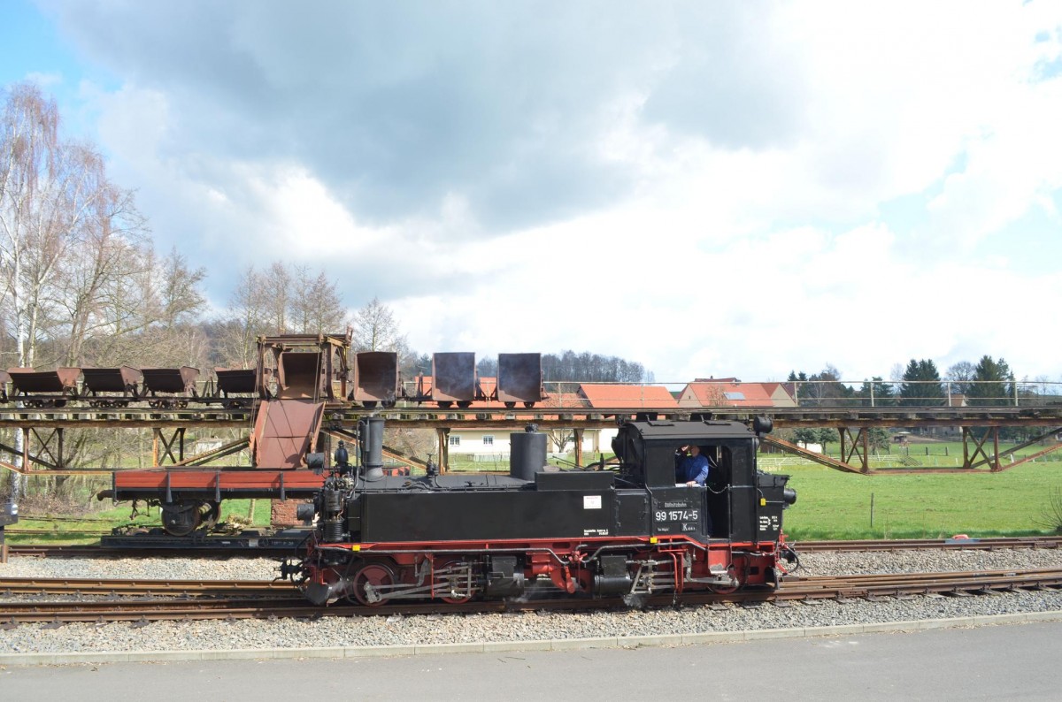Döllnitzbahn 99 1574-5 in Glossen (bei Oschatz) im Hintergrund ist die Feldbahn zusehen die auch eine Museumsbahn Strecke besitzt 06.04.2015