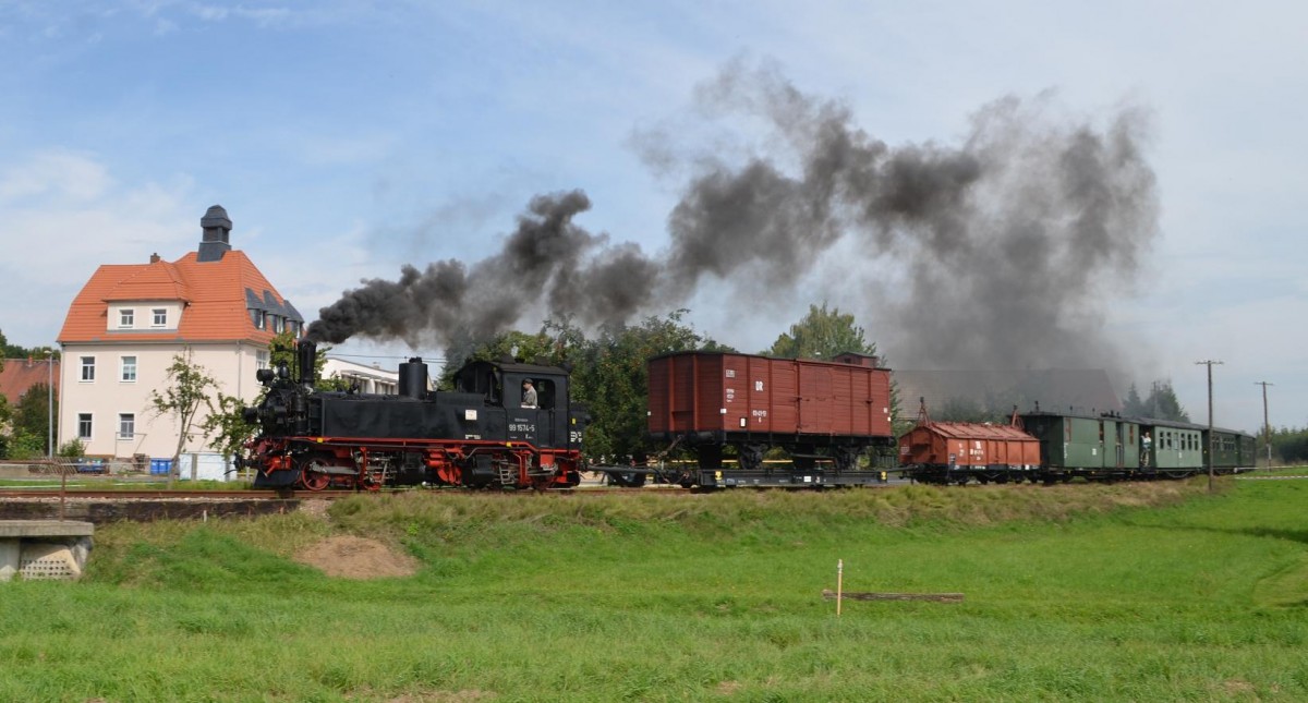 Döllnitzbahn: 99 1574-5 mit PmG in Schweta zum „130 Jahre Schmalspurbahnstrecke Oschatz – Mügeln Jubiläum“ 13.09.2015