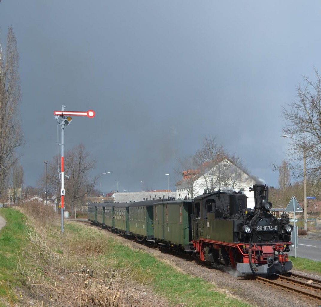Döllnitzbahn 99 1574-5 in Oschatz auf dem Dreischienengleis 06.04.2015