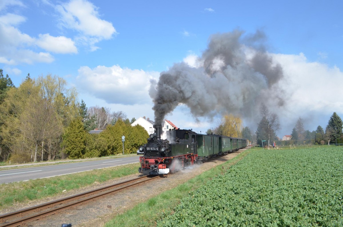 Döllnitzbahn 99 1574-5 zwischen Schweta und Mügeln (bei Oschatz) 06.04.2015