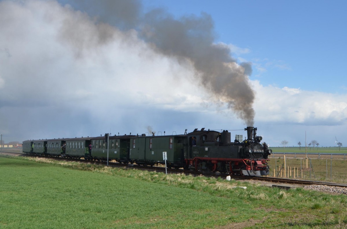 Döllnitzbahn 99 1574-5 zwischen Schweta Gasthof und Naundorf (bei Oschatz) 06.04.2015