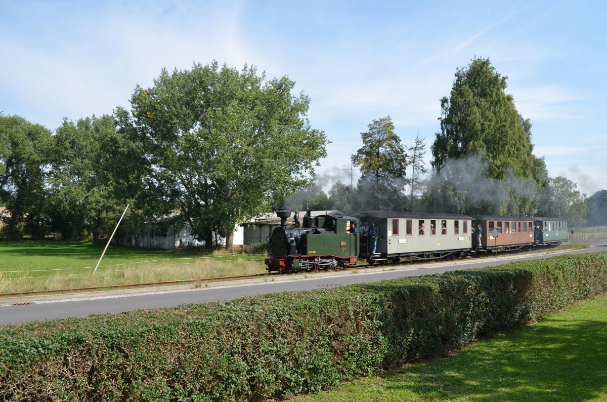 Döllnitzbahn: Sä. IK Nr. 54 in Clossen zum „130 Jahre Schmalspurbahnstrecke Oschatz – Mügeln Jubiläum“ 13.09.2015 (Standpunkt Straße)