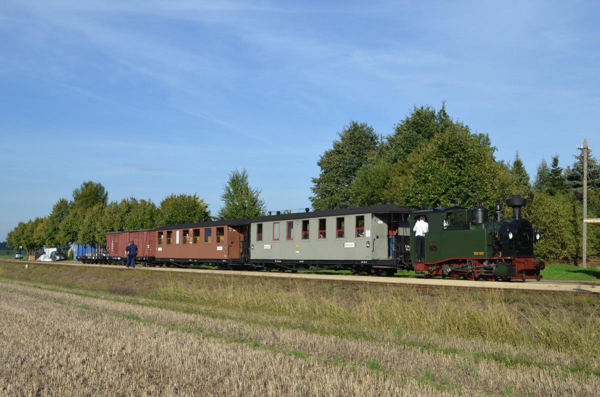 Döllnitzbahn: Sä. IK Nr. 54 mit PmG in Naundorf (bei Oschatz) zum „130 Jahre Schmalspurbahnstrecke Oschatz – Mügeln Jubiläum“ 13.09.2015