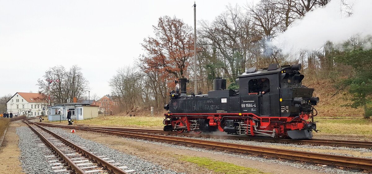 Döllnitzbahn__99 1584-4 rangiert im Bf Oschatz. Der mit Kreide angeschriebene  64ste Geburtstag bezieht sich wohl nicht auf die Lok...__02-03-2024
