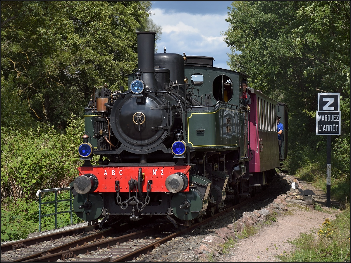 Dollertalbahn, ein kaum bekanntes Museumsjuwel.

020+020T système Mallet n° 10416 muss vor der Querung der Straße nach Masevaux anhalten, damit man sicher rüberkommt. Burnhaupt, August 2017.