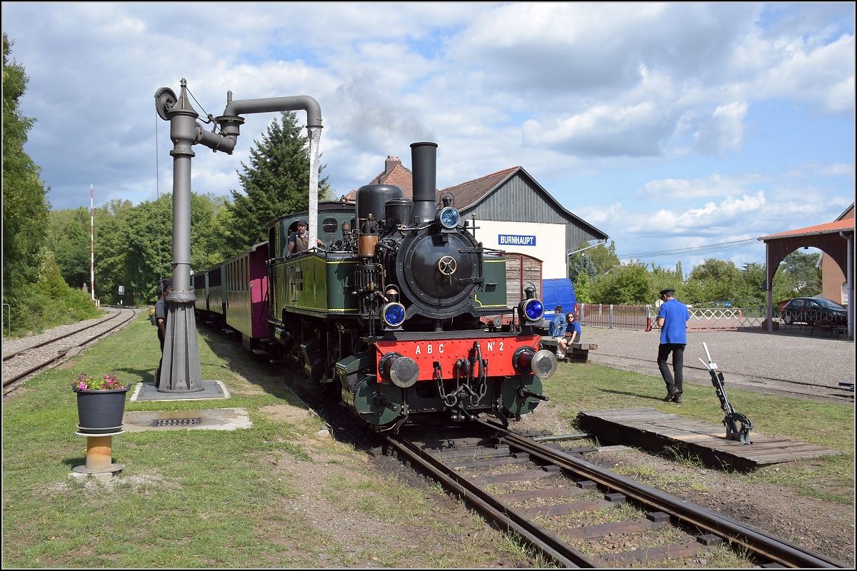 Dollertalbahn, ein kaum bekanntes Museumsjuwel.

Nun ist Burnhaupt, der zentrale Bahnhof mit dem Depot der Dollertalbahn erreicht. 020+020T système Mallet n° 10416 darf Wasser fassen. August 2017.