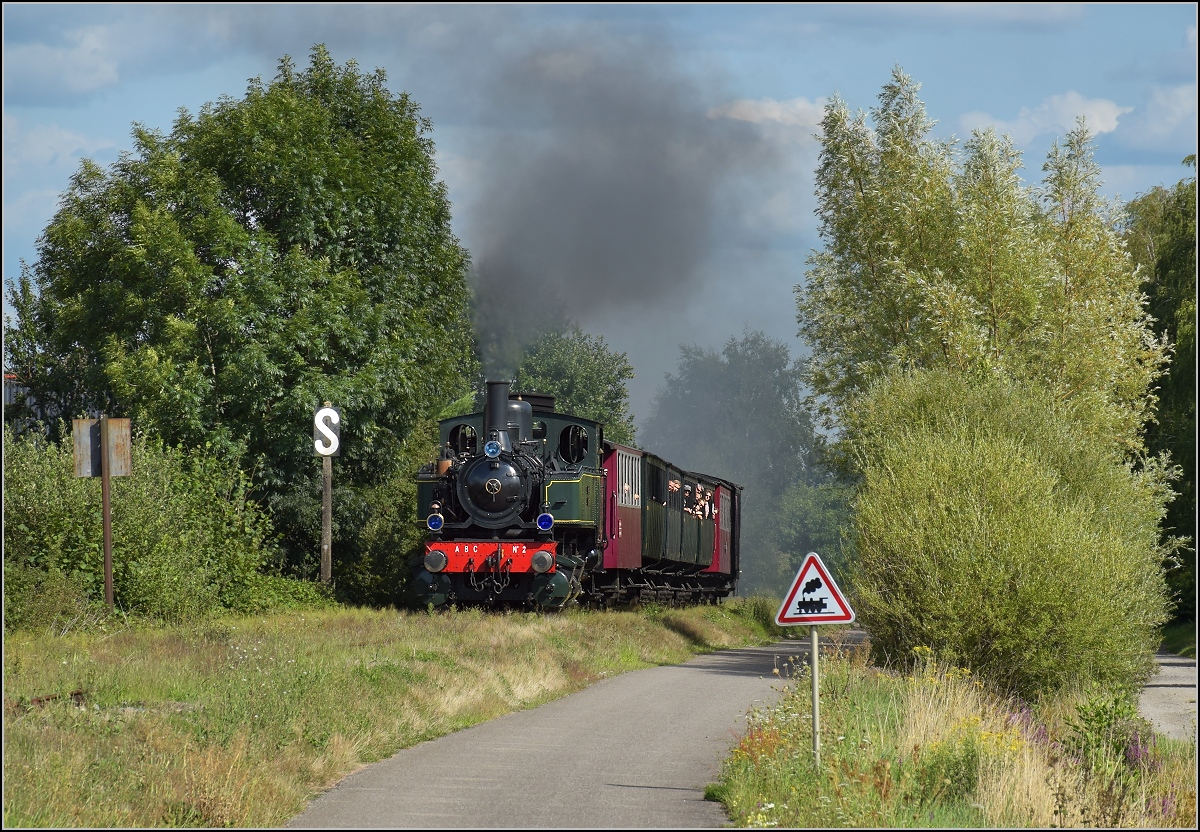 Dollertalbahn, ein kaum bekanntes Museumsjuwel.

Nur selten noch trifft das Schild mit der Warnung vor einer Dampflok die Realitt so genau. In Guewenheim werden die Radfahrer vor dem Dampfross richtig passend gewarnt. ber die kleine Ungenauigkeit mit der Laufachse im Bild wollen wir mal hinwegsehen. Der Zug mit 020+020T systme Mallet n 10416 bei der Anfahrt auf Guewenheim. August 2017.