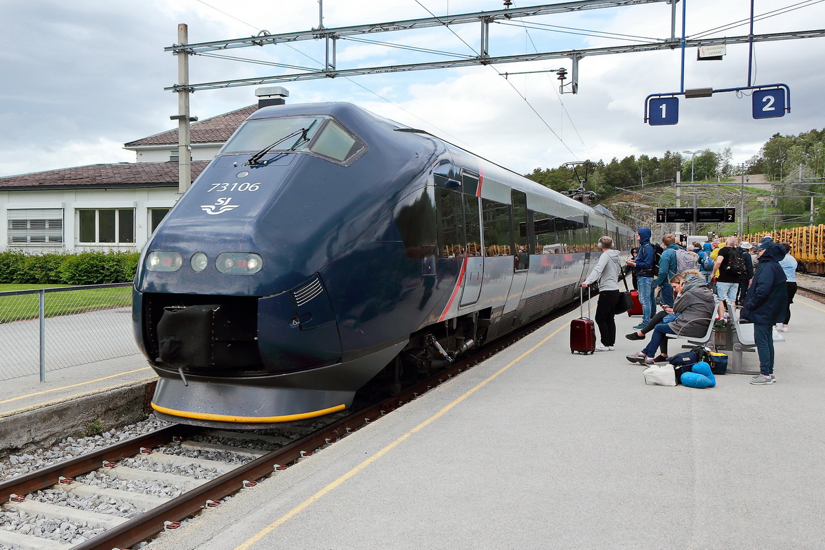 Dombas am 22. Juli 2022, Einfahrt SJ 73106 mit einem Personenzug nach Oslo.