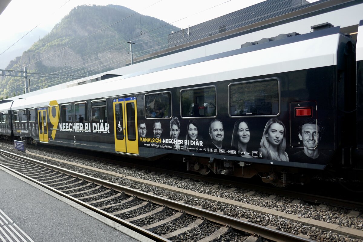 Domino Inova RA14 B NPZ DO RA 50 85 29-43 414-6  mit der Kanal 9 Werbung am 27.7.22 im Bahnhof Visp.