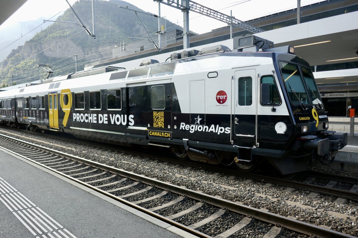 Domino RA14 RBDe 560 DO RA 94 85 7 560 414-5 CH-RA  mit der Kanal 9 Werbung am 27.7.22 im Bahnhof Visp.