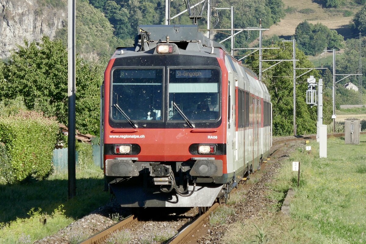 Domino RBDe 406 RA06 von RegionAlps am 13.8.22 bei der Einfahrt in den Bahnhof Massongex.