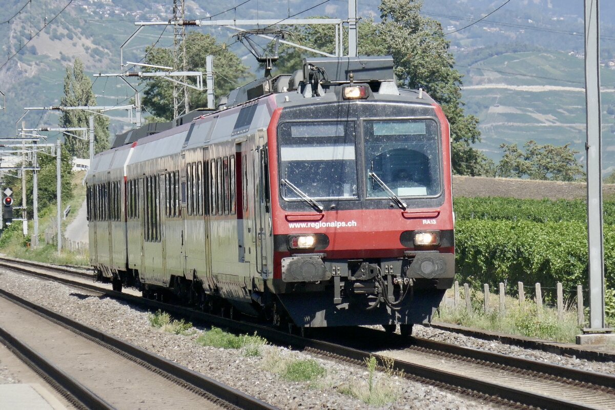 Domino RBDe 560 413 RA13 von RegionAlps der am 13.8.22 den Bahnhof Chamoson erreicht.