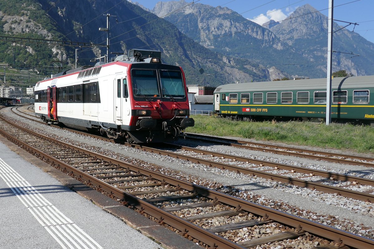 Domino Triebwagen Solo, vermutlich als Messzug, (Verkabelung und Bildschirme innen) am 24.9.16 beim Bahnhof Martigny.