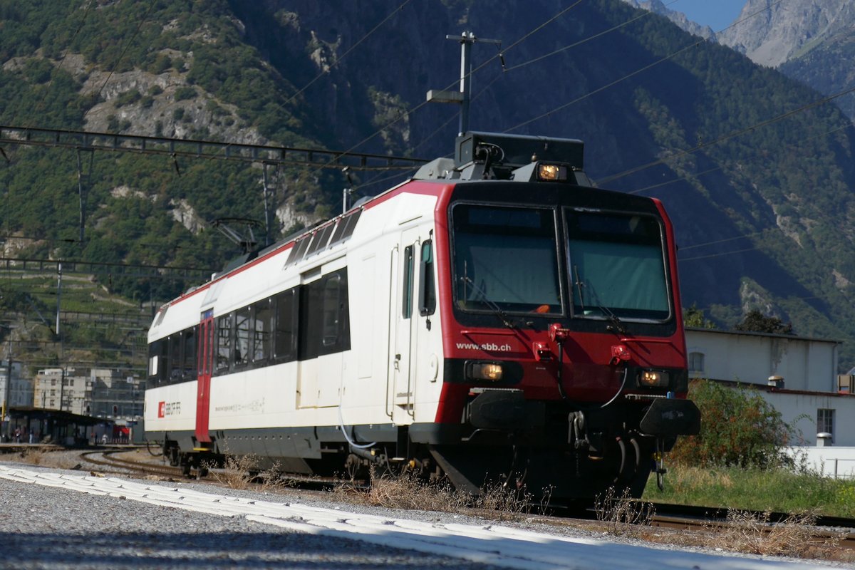 Domino Triebwagen Solo, vermutlich als Messzug, (Verkabelung und Bildschirme innen) am 24.9.16 beim Bahnhof Martigny.