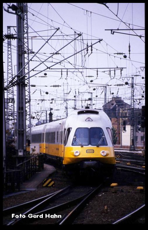 Donald Duck nannte man ihn wegen seiner schnabelähnlichen Frontpartie: 401001 fährt am 26.04.1990 um 14.46 Uhr als Lufthansa Flug 1004 nach Düsseldorf in den Kölner HBF ein.