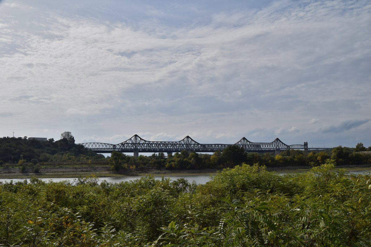 Donaubrcke bei Cernavoda, am 16.10.2016. Erffnet im Jahre 1895, war sie zu der Zeit die lngste Brcke in Europa. Zusammen mit ihrer  Schwesterbrcke  bei Fetesti ist sie eines der schnsten und imposantesten Kunstbauten auf Rumnischen Eisenbahnen.