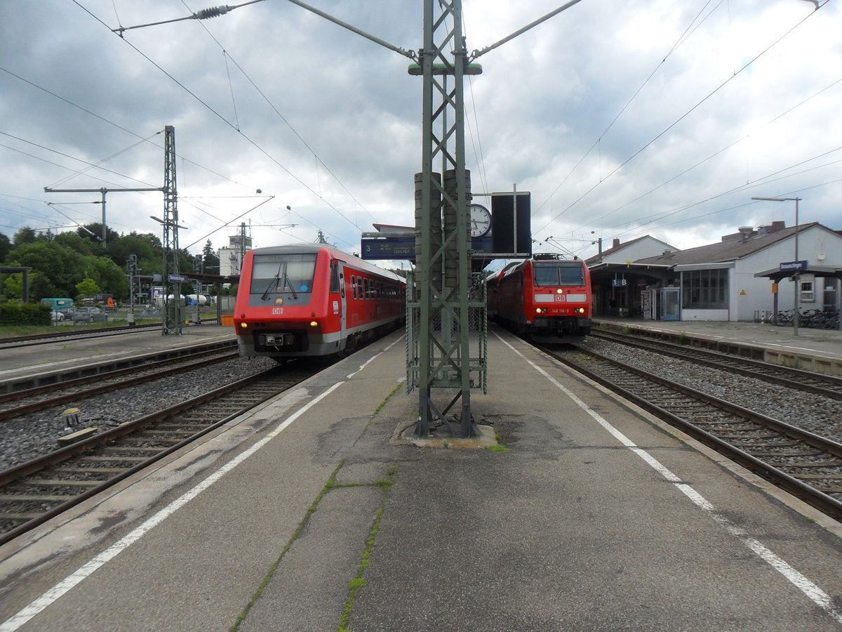 Donaueschingen am 19.06.2016:

Auf Gleis 2 146 116 als Re 4731 (Karlsruhe hbf - Konstanz (Heute allerdings nur bis Singen am Hohentwiel aufgrund von Bauarbeiten.))

Auf Gleis 3 611 006 + 039 als Ire 3215 (Neustadt (Schwarz) - Ulm hbf.)