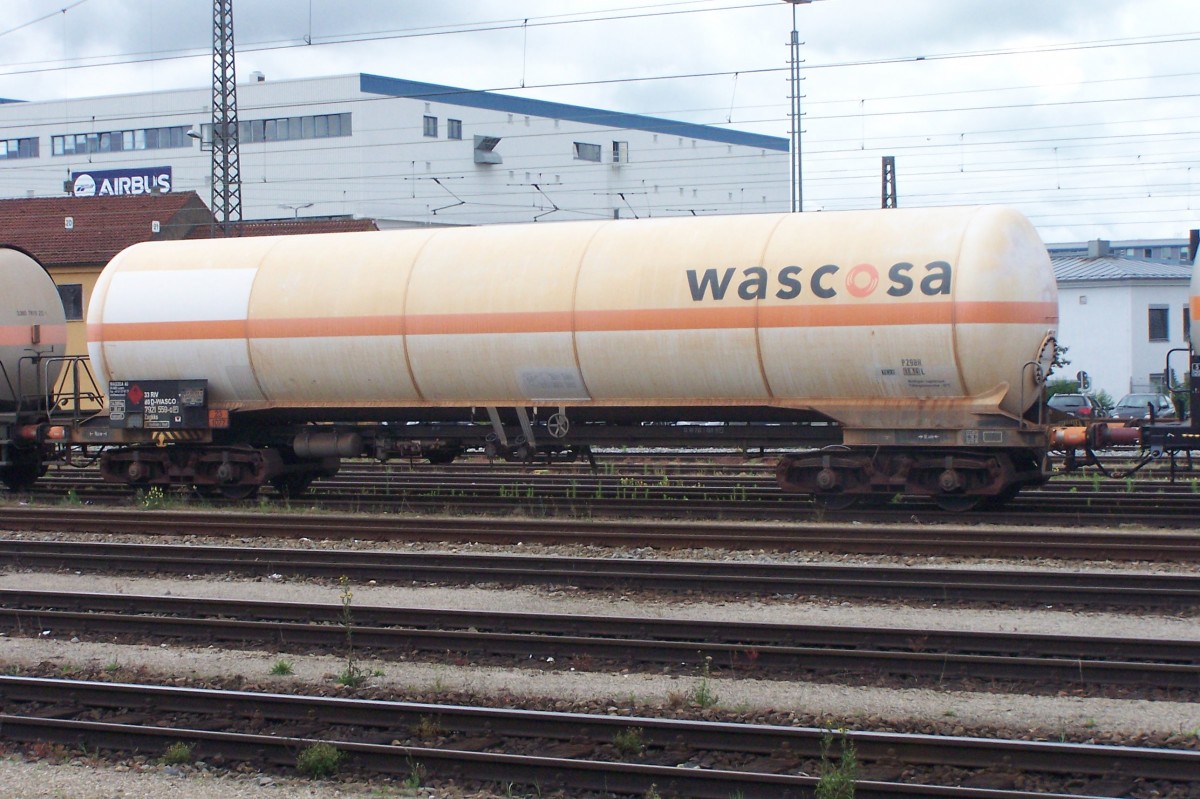 Donauwörth, 11.7.14. Ein Zagkks des (in der Schweiz ansässigen ) Vermieters WASCOSA in einer Reihe mit anderen Gaskesselwagen.  Er trägt die Nummer 33-RIV 80 D-WASCOSA 7921 559-0, Heimatbf. Westhofen i. Westf. Es fallen- neben Farbe, Logos und Nummern auch kleine Unterschiede zwischen den wagen in der Bauart auf- dieser hier hat kein Sonnendach und einmal nicht die üblichen  Y-25 -Drehgestelle
