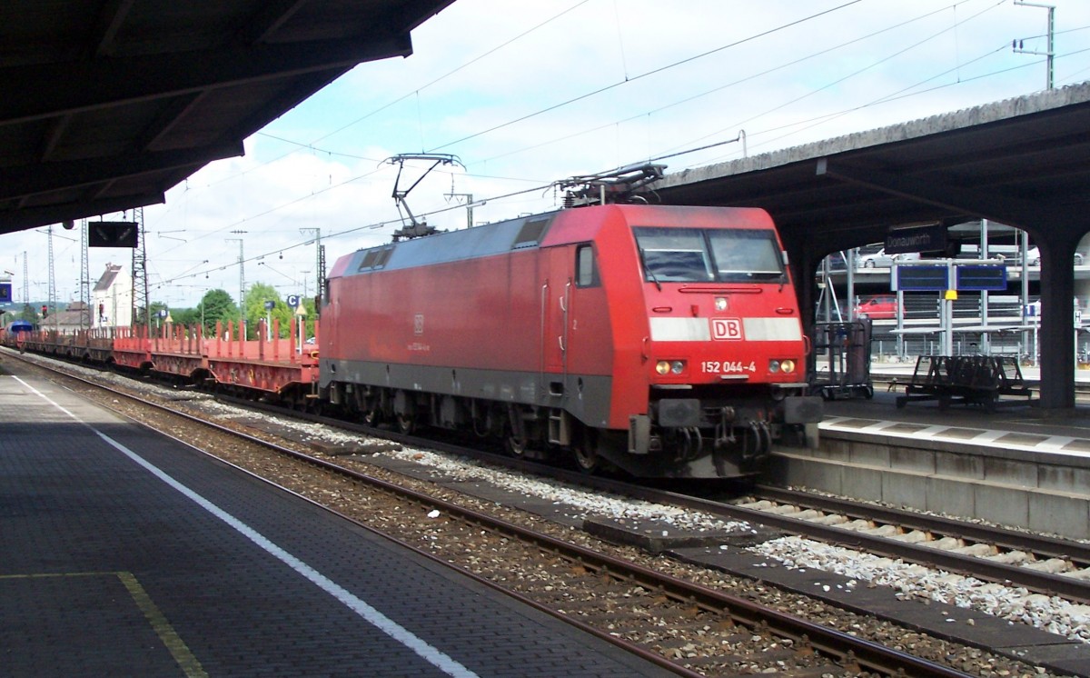 Donauwörth 11.7.14: Zwischen den Reisezügen, welche sich etwa zur vollen Stunde treffen,  immer wieder Güterzüge. Hier ein gemischter Güterzug mit 152 044-4 von DB Cargo  an der Spitze. An der Seite trägt sie die 12-stellige Loknummer. 