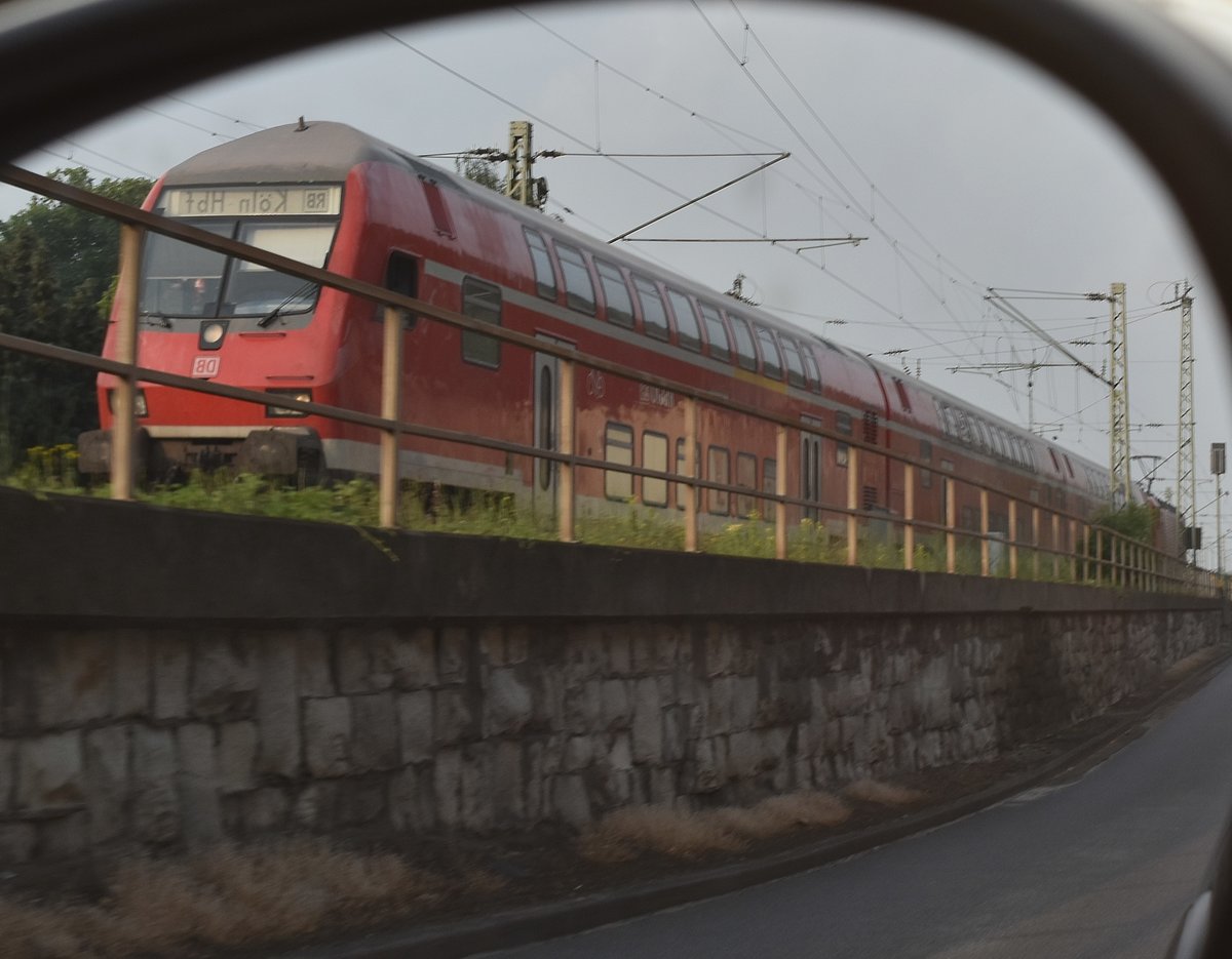 Done with mirror! Aus dem kurzzeitig geparkten Wagen gelang mit dieser Spiegelschuß auf einen RB27 nach Köln in Leutesdorf am Abend des 10.6.2018
