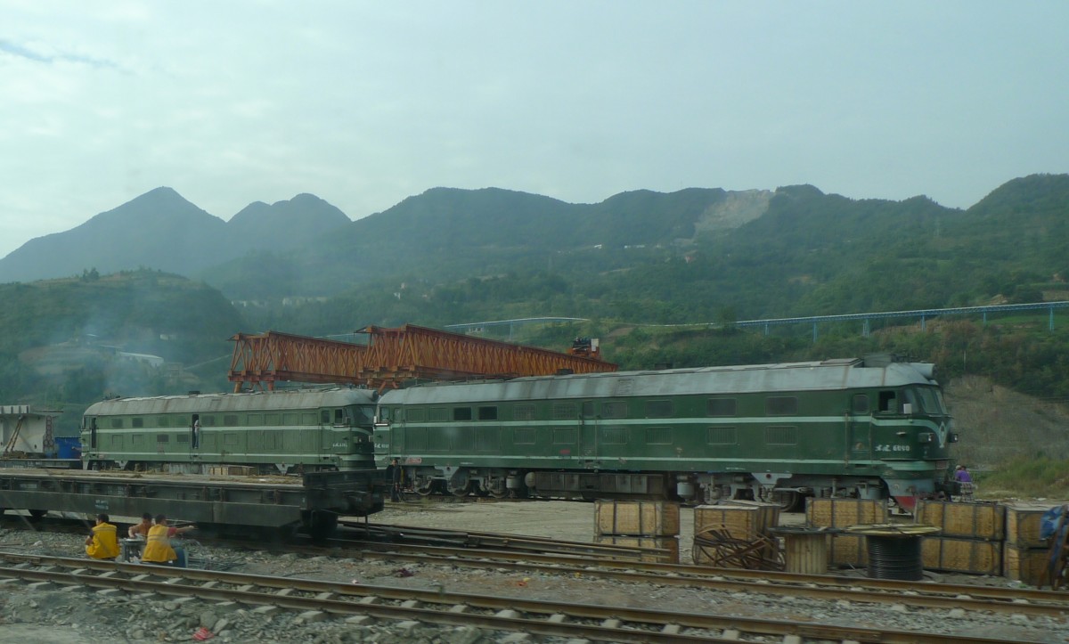 Dongfang 4B auf einer Baustelle für den zweigleisigen Ausbau der Bahnstrecke Xi'an-Ankang. 24.September 2013.

Aufnahmestandort: Personenzug Ankang-Xi'an.