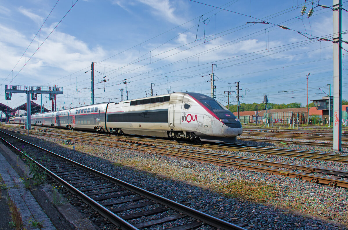 Donnerstag den 28.09.2023 um 12:41 Uhr in Strasbourg (F). Einen Tag am Bahnhof Strasbourg (Elsas). Die Aufnahme wurde auf der Nordseite des Bahnhofs gemacht. Thematisiert wird nur das Fahrzeug und nicht die Bestimmung eines Zuges. Ausfahrender TGV Euroduplex 2N2. Zugskurznummer: 825. Treibkopfkurznummer: 310279. Fahrzeugnummer am 1. Triebkopf gem. UIC: 93 87 0310 249-2 F-SNCF. Was bedeutet  TGV INOUI“. Der Unterschied ist besonders an Bord der Züge sichtbar, da einige TGV Doppeldecker (Duplex) und andere Eindecker sind. Darüber hinaus wurden mit dem Übergang vom TGV zum TGV INOUI die Züge renoviert und verschiedene Ausstattungen an Bord vorgenommen: verstellbare Sitze, Steckdosen, ausklappbare Tischchen, mehrere Gepäckräume und vieles mehr. Koordinaten GMS (Grad, Minuten, Sekunden): N 48° 35’ 14.8’’ O 7° 44’ 10.9’’