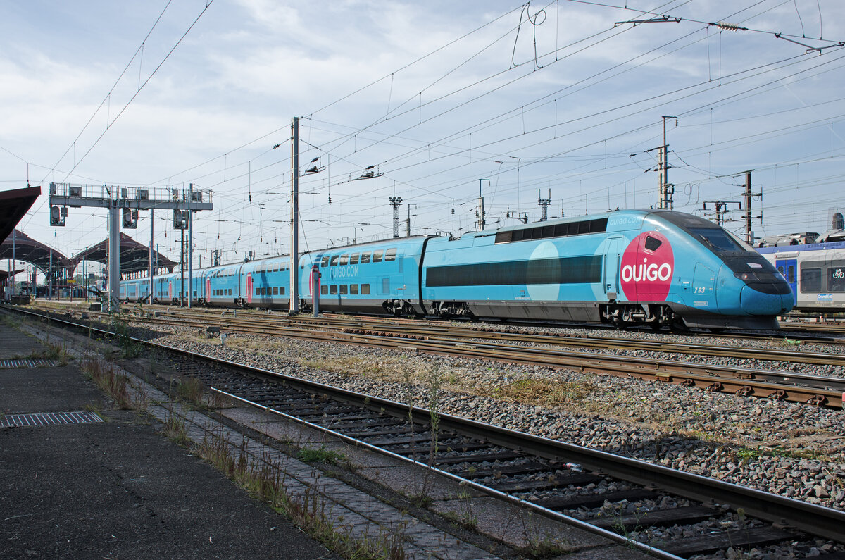 Donnerstag den 28.09.2023 um 12:52 Uhr in Strasbourg (F). Einen Tag am Bahnhof Strasbourg (Elsas). Die Aufnahme wurde auf der Nordseite des Bahnhofs gemacht. Thematisiert wird nur das Fahrzeug und nicht die Bestimmung eines Zuges. Ausfahrender TGV Duplex 2N2 in Doppeltraktion. Zugskurznummer (1./2. Teil): 793/789. Fahrzeugnummer (1./2. Teil) jeweils am 1. Triebkopf abgelesen, gem. UIC: 93 87 0029 885-5 F-SNCF/93 87 0029 877-2 F-SNCF. Was bedeutet  OUIGO“. Es ist eine Marke und Zuggattung der französischen Staatsbahn SNCF für preisgünstigen Zugverkehr. Das Konzept der Ouigo-Züge basiert auf der Idee der Billigfluggesellschaften im Flugverkehr. So können Fahrkarten ausschliesslich online oder über die mobile App gekauft werden. Ein Kauf an Automaten und Fahrkartenschaltern ist nicht möglich. Koordinaten GMS (Grad, Minuten, Sekunden): N 48° 35’ 14.8’’ O 7° 44’ 10.9’’