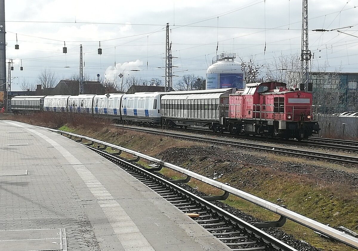 Donnerstag, 3.3.22, in Hennigsdorf b.Berlin. Diesmal gab es auch in der Wagenübergabe von Alstom ex Bombardier....ex LEW mal wieder was zu tun. DB 298 317-9 hatte eine Überführung eines C-30 Metrozuges für Stockholm samt zweier Kuppelwagen von Railadventure zusammengestellt und wartete nun darauf in den Güterbahnhof vorzuziehen.
Wie lange noch und ob man künftig solche Aufnahmen hier wird machen können, ist angesischts der Situation des Werkes unterm jetzigen Eigentümer noch unklar.