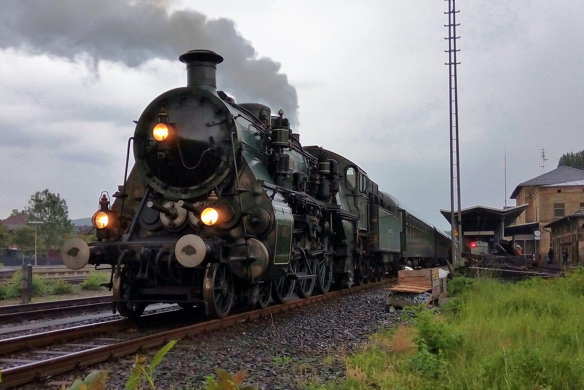 Donnerwetter! Während der Sonderzug mit 3673 von offener Platz in Neuenmarkt-Wirsberg fotograsfiert wird am 19 Mai 2018 verschwindet die Sonne und macht Platz für ein Gewitter.