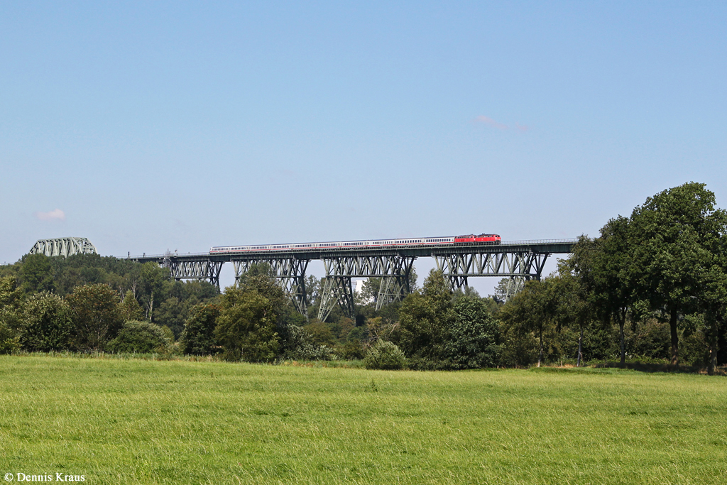 Doppel 218 mit IC 2311 am 23.07.2014 auf der Hochbrücke Hochdonn.