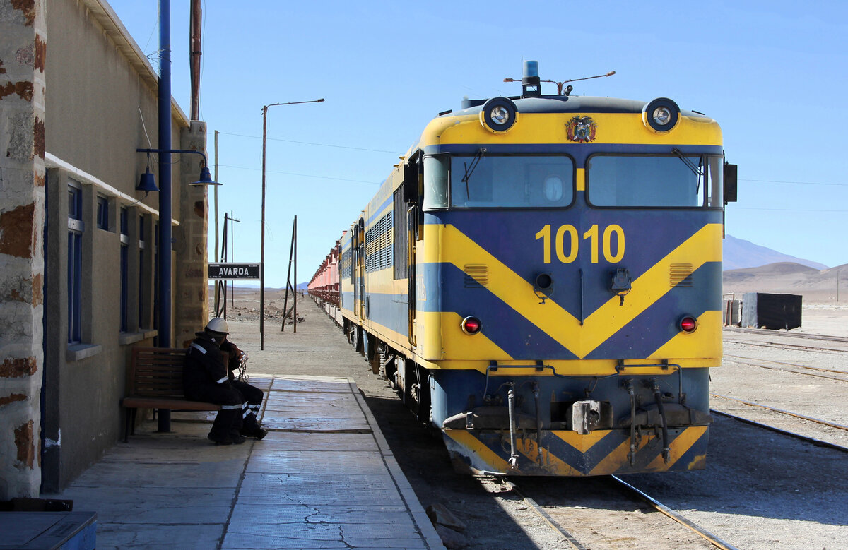 Doppel-Diesellok 1010 im Grenzbahnhof Avaroa von Chile her angekommen wartet auf ca 3700 m�M auf die Weiterfahrt Richtung Bolivien. Avaroa, 26.7.2015