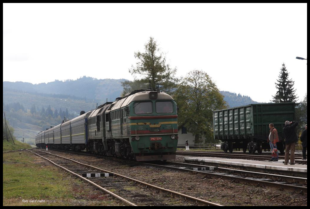 Doppel Diesellok 2M62-0518 fährt am 14.10.2016 mit einem Schnellzug aus Rachiv kommend in den Bahnhof Yassinja in den Karpaten ein.