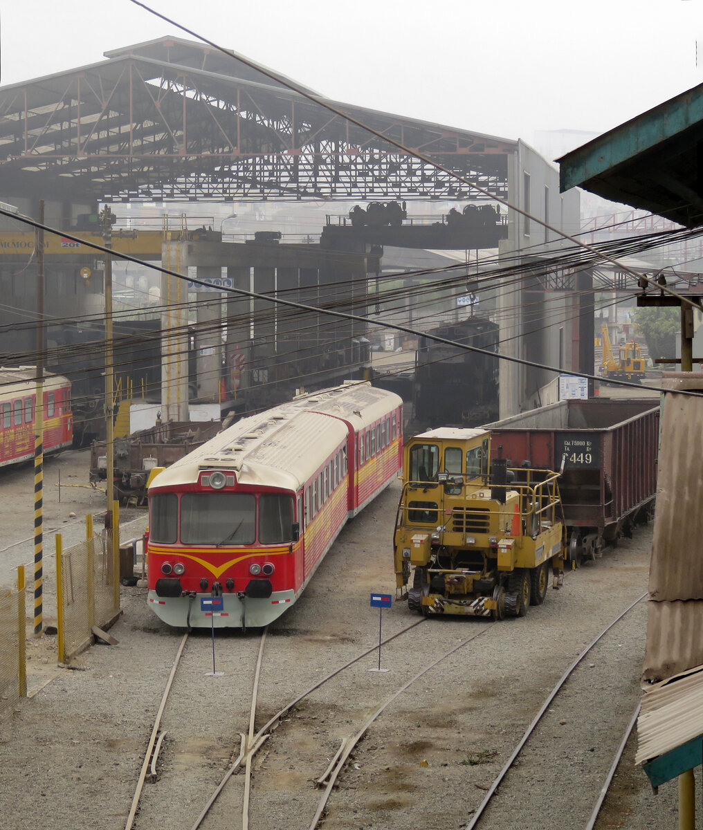 Doppel-Dieseltriebwagen und anderes abgestelltes Rollmaterial im Bahnhof Chosica.  Dieses Foto wurde von einer Fussg�nger�berf�hrung aus gemacht. Chosica, 1.8.2015