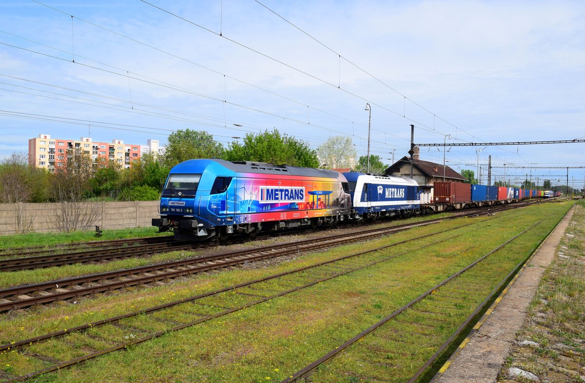Doppel ER20 Traktion in der Slowakei. Die 761 102 und 761 002 sind mit einem Metrans Containerzug bei der Ausfahrt aus Komárno in Richtung Ungarn. 
Komárno, 06.04.2024. 