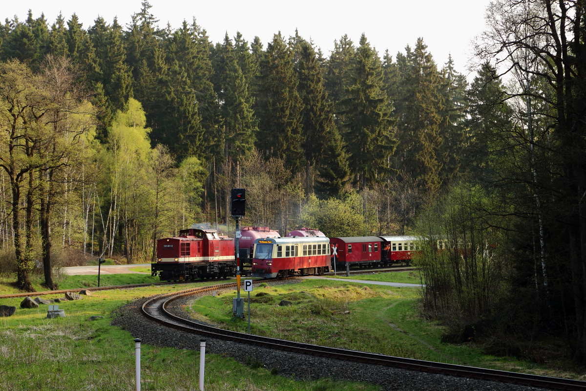 Doppelausfahrt von 199 861 mit Sonder-GmP zum Brocken und Triebwagen 187 017 nach Nordhausen am Morgen des 21.04.2018 aus dem Bahnhof Drei Annen Hohne. (Bild 1)