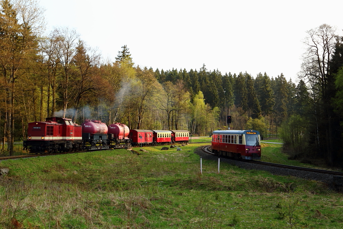 Doppelausfahrt von 199 861 mit Sonder-GmP zum Brocken und Triebwagen 187 017 nach Nordhausen am Morgen des 21.04.2018 aus dem Bahnhof Drei Annen Hohne. (Bild 2)