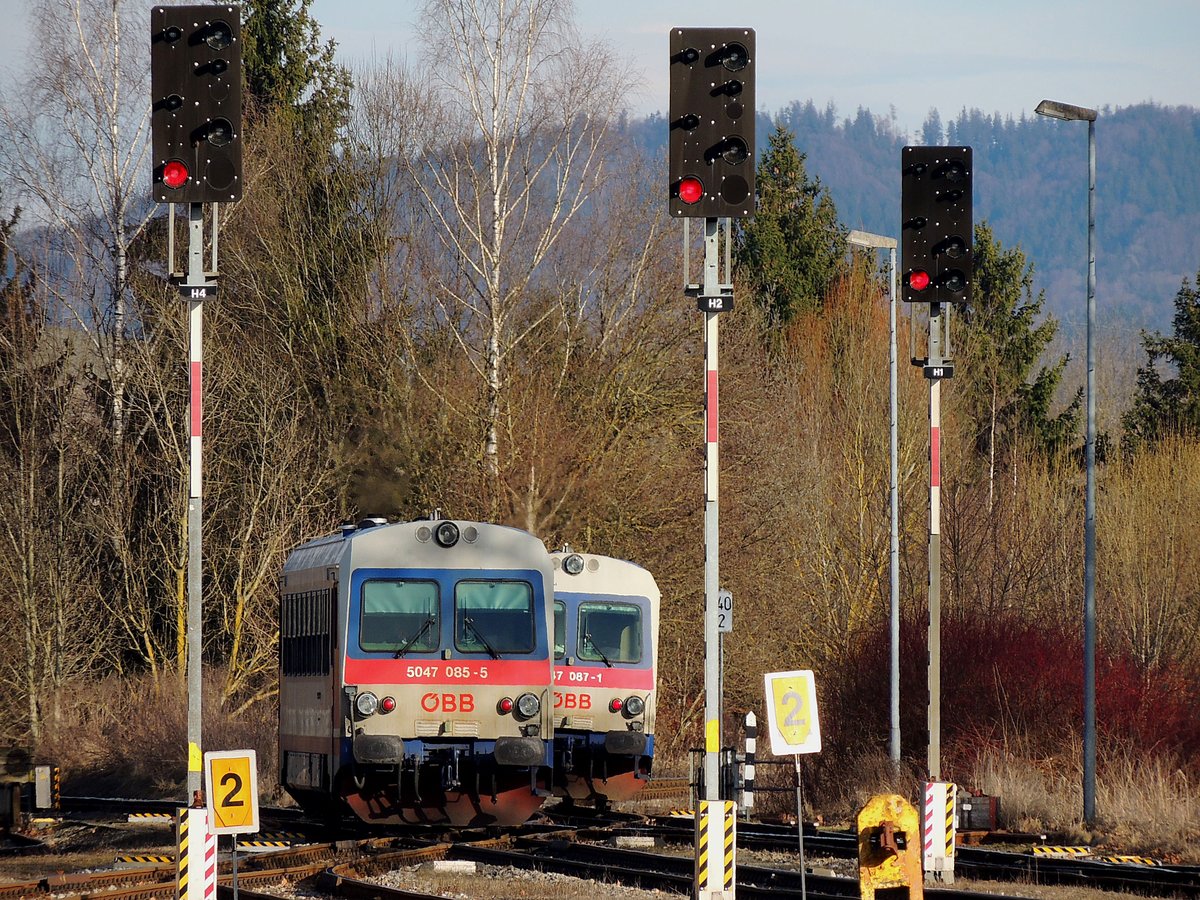 Doppelausfahrt 5047 085-7(R5977) und +87-1(R3480) aus dem Bhf. Ried i.I.; 170227
