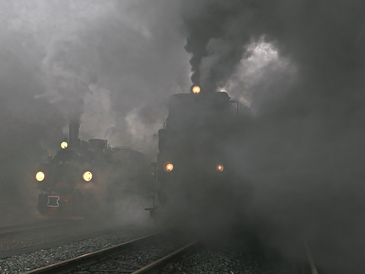 Doppelausfahrt  von 99 5901 und 99 7245-6 am 30. Januar 2016 aus dem Bahnhof Eisfelder Talmühle.  