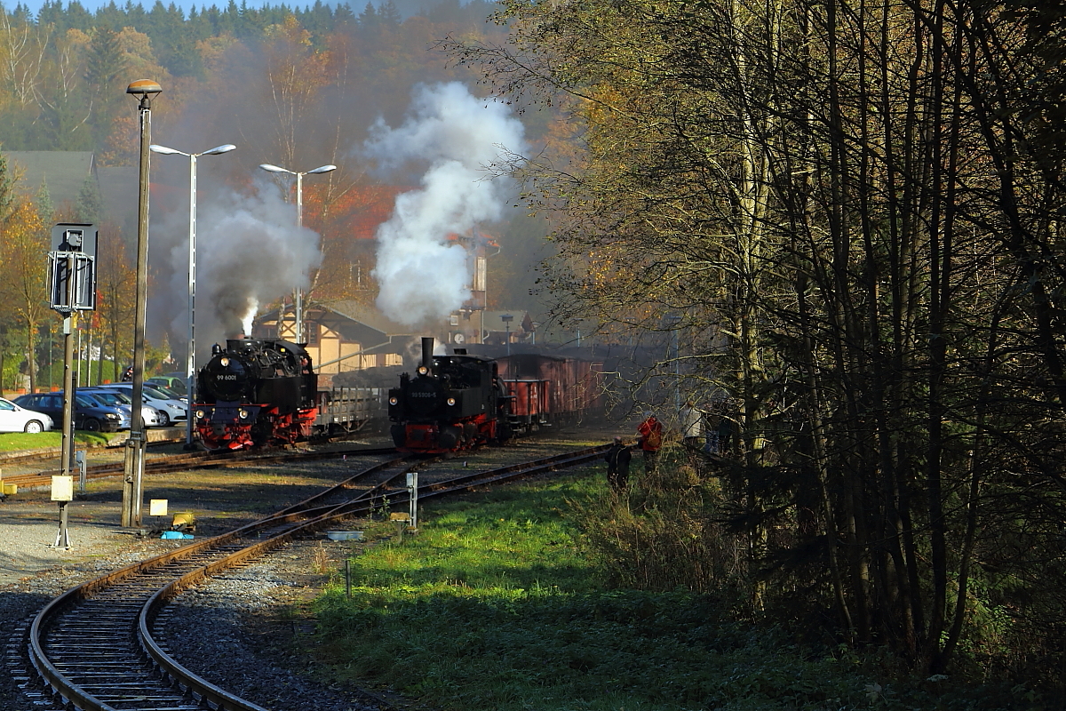Doppelausfahrt von 99 6001 und 99 5906 mit zwei Sonder-PmG`s der IG HSB am 19.10.2014 aus dem Bahnhof Alexisbad. (Bild 1)