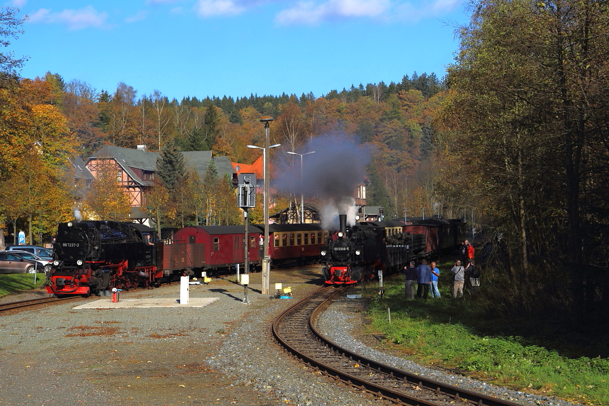 Doppelausfahrt von 99 7237 mit Planzug P8965 (Gernrode-Hasselfelde) und 99 5906 mit IG HSB-Sonder-PmG am Nachmittag des 19.10.2014 aus dem Bahnhof Alexisbad. (Bild 1)