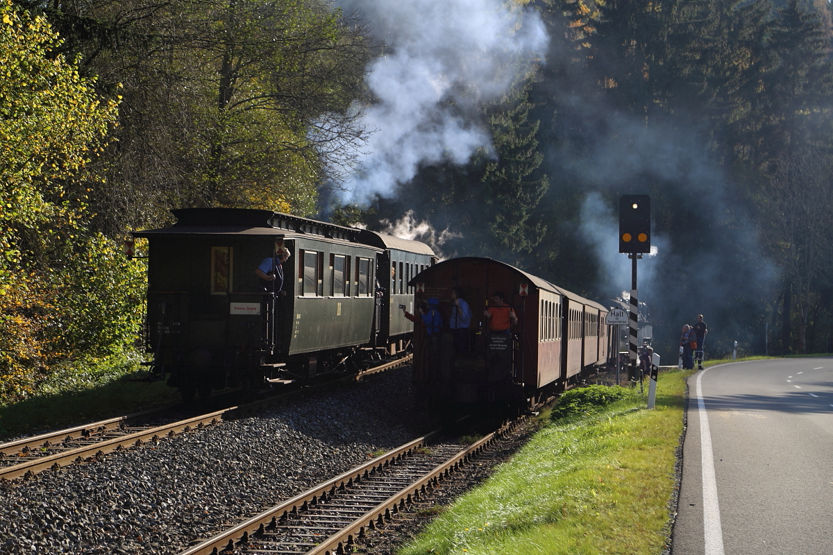 Doppelausfahrt von 99 7237 mit Planzug P8965 (Gernrode-Hasselfelde) und 99 5906 mit IG HSB-Sonder-PmG am Nachmittag des 19.10.2014 aus dem Bahnhof Alexisbad. (Bild 5) Während der Planzug rechts seine Fahrt nach Hasselfelde fortsetzt, wird der Sonderzug in wenigen Augenblicken anhalten und in den Bahnhof zurückgedrückt werden.