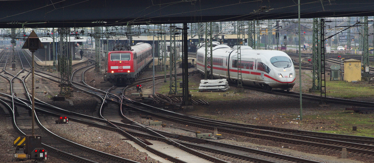 Doppelausfahrt - Am 06.12.2014 gab es diese Doppelausfahrt in Mannheim Hbf. Der ICE3 Frankfurt/Main - Paris macht sich gleichzeitig mit 111 007 und ihrem Regional Express nach Frankfurt/Main auf den Weg.