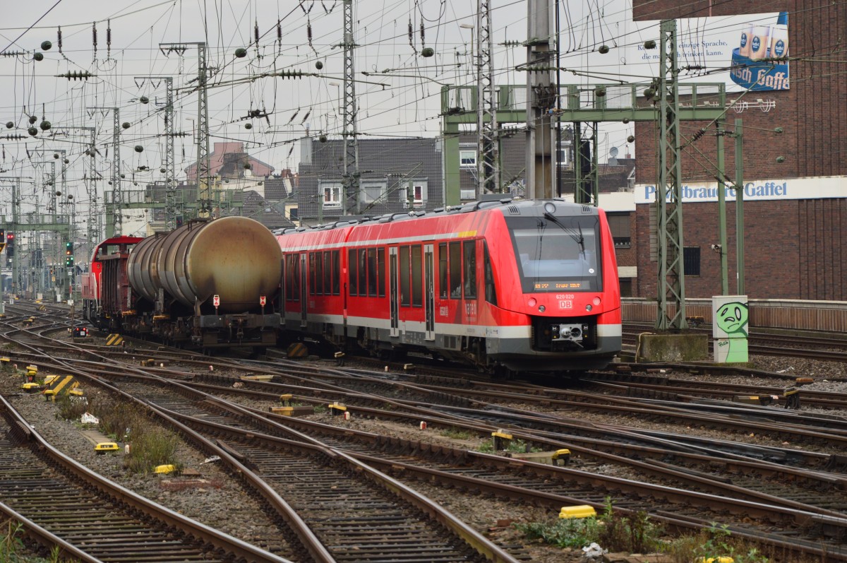 Doppelausfahrt aus dem Kölner Hbf, der Triebwagen ist auf dem Weg nach Trier.
Das Ziel der kurzen Güterzuges ist mir nicht bekannt. 30.10.2014